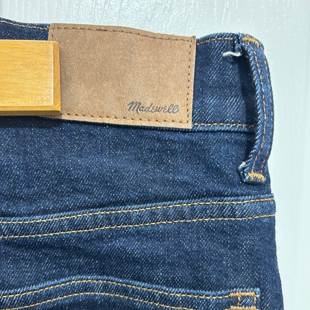Women’s Size 30 90s Straight Leg Dark wash Jean - Picture 3 of 6